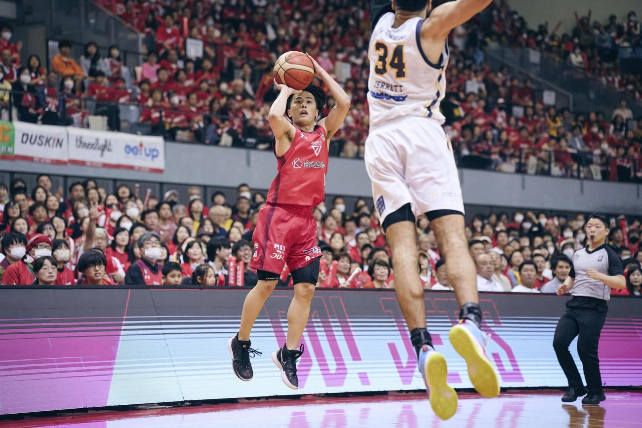宇都宮戦でシュートを狙う千葉Jの富樫（C） B．LEAGUE