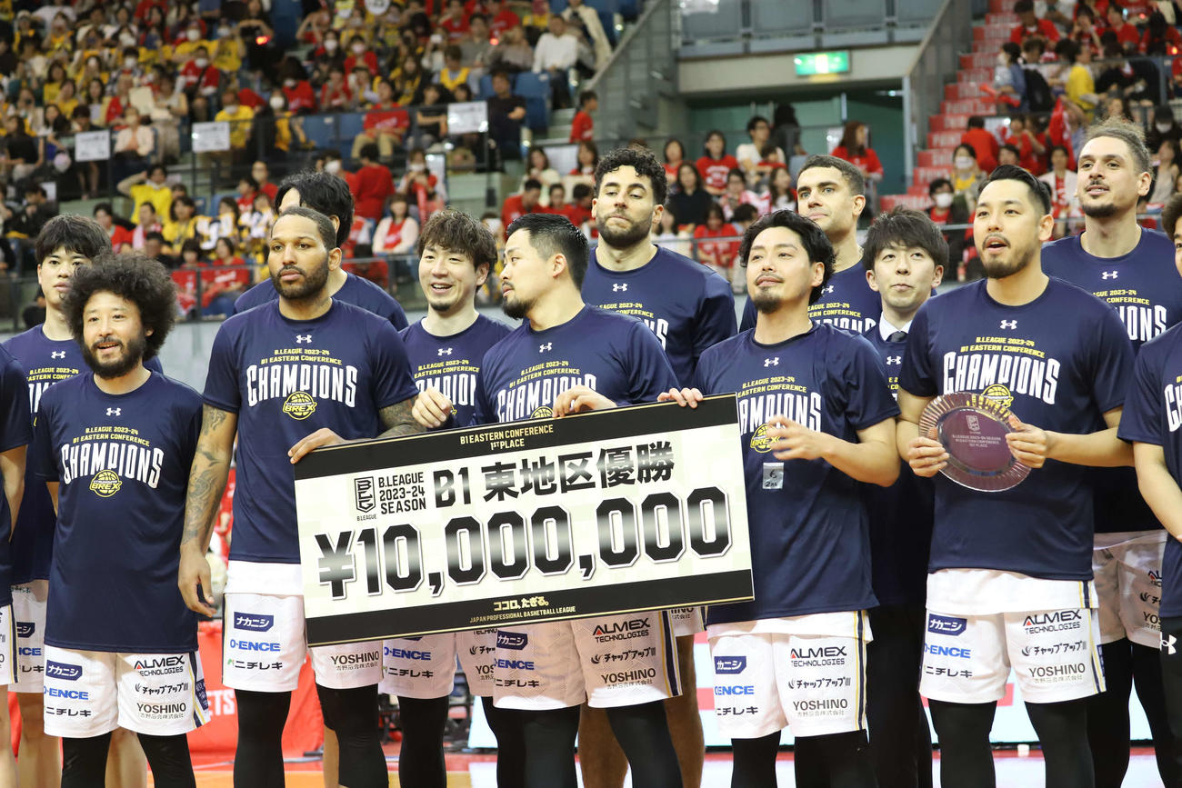 千葉J対宇都宮　千葉Jを破り、3年ぶりに地区優勝を決めた宇都宮は優勝賞金1000万円とシャーレを受け取る（撮影・沢田啓太郎）