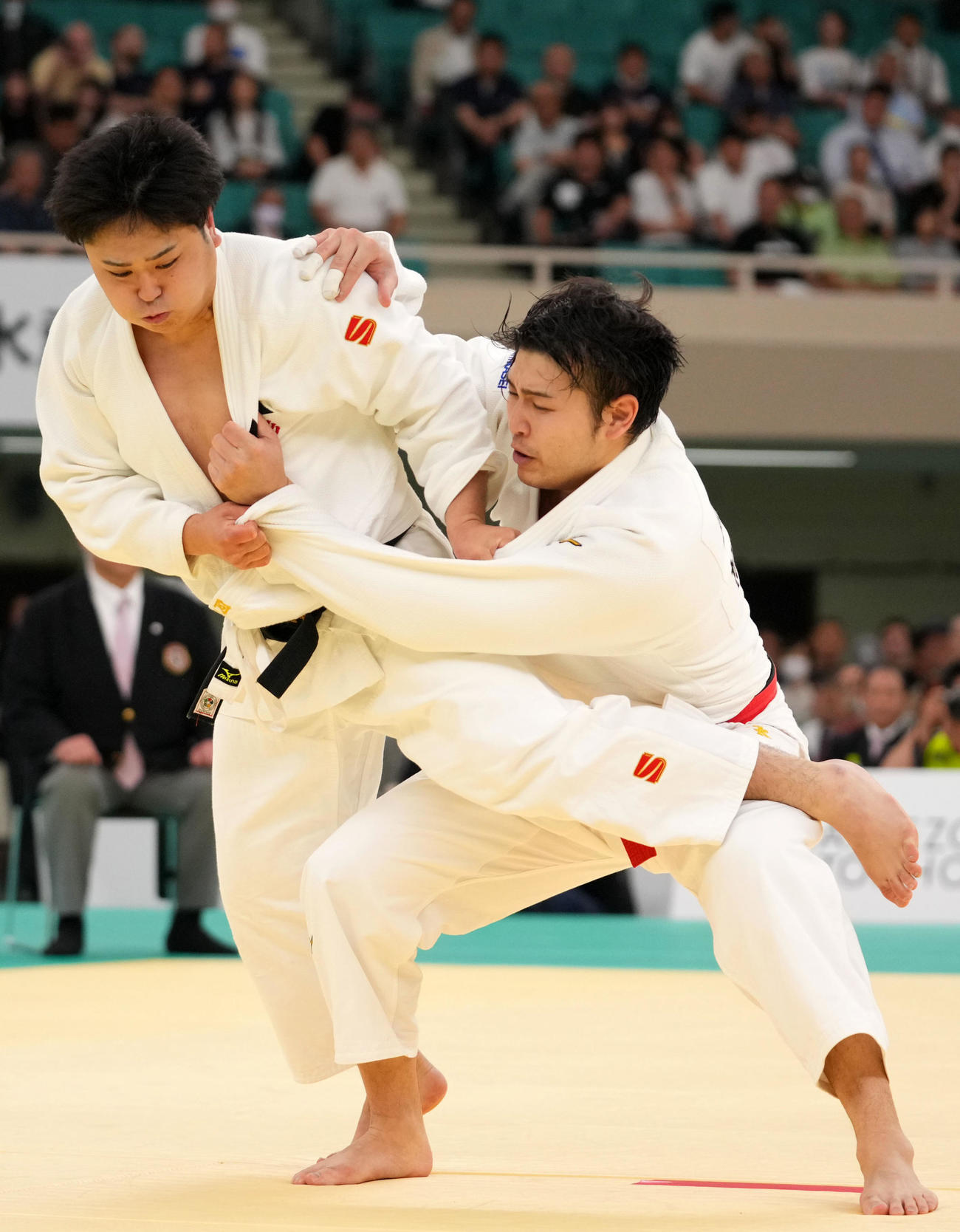 組み合う阿部（左）と飯田（撮影・横山健太）