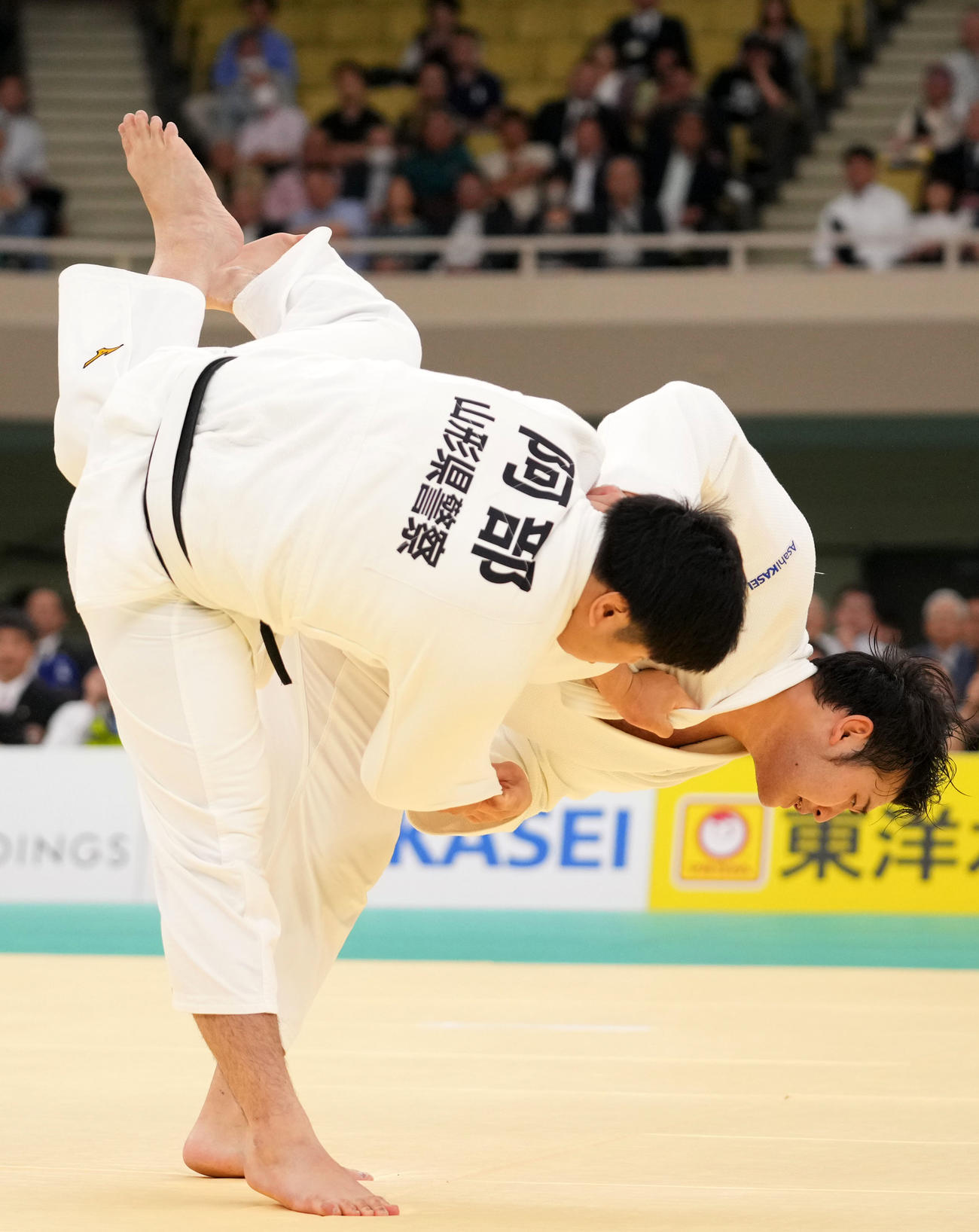 攻める飯田（右）（撮影・横山健太）
