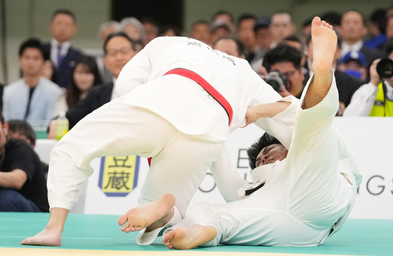 阿部（右）を投げる飯田（撮影・横山健太）