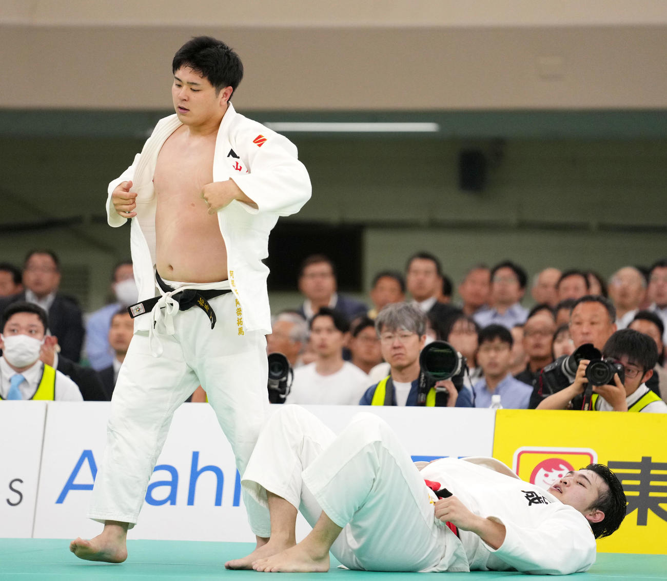 飯田（右）に一本勝ちする阿部（撮影・横山健太）