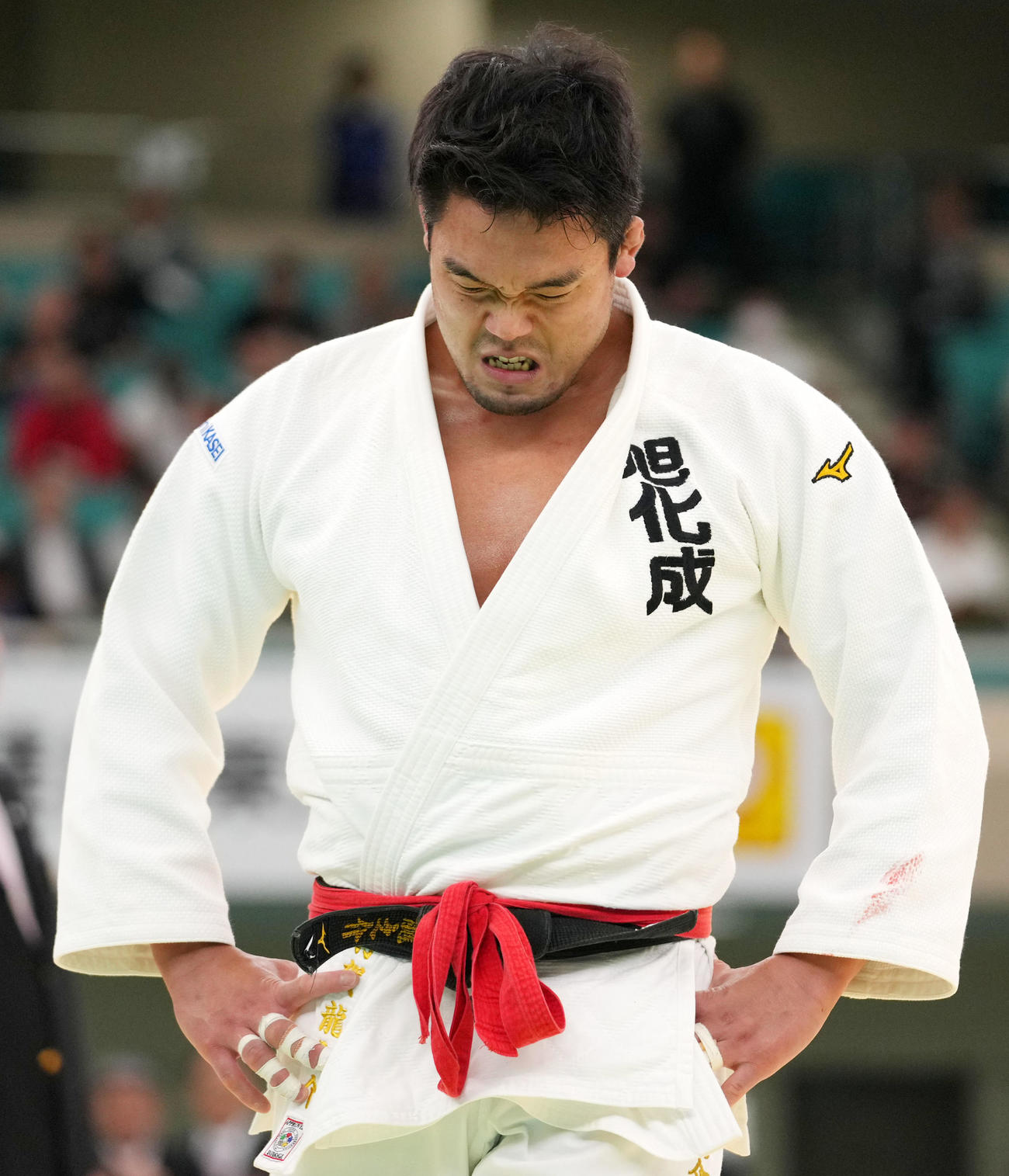 判定の末、佐藤和に敗れ肩を落とす羽賀（撮影・横山健太）