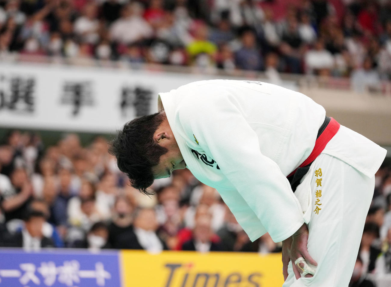 試合後、観客席に一礼する羽賀（撮影・横山健太）