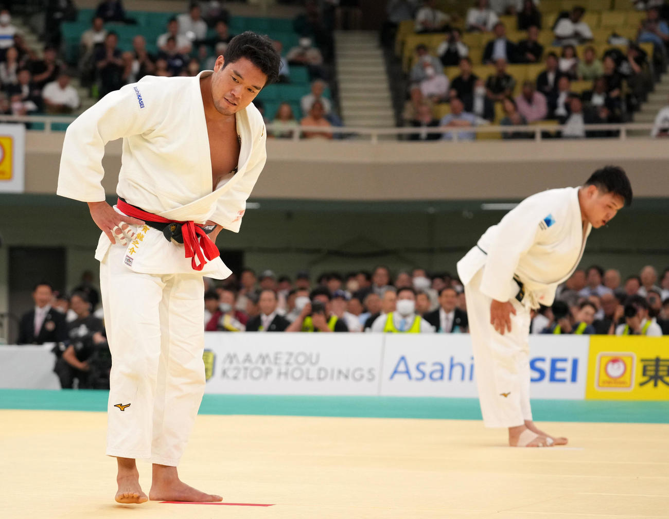 判定の末、佐藤和（右）に敗れ肩を落とす羽賀（撮影・横山健太）