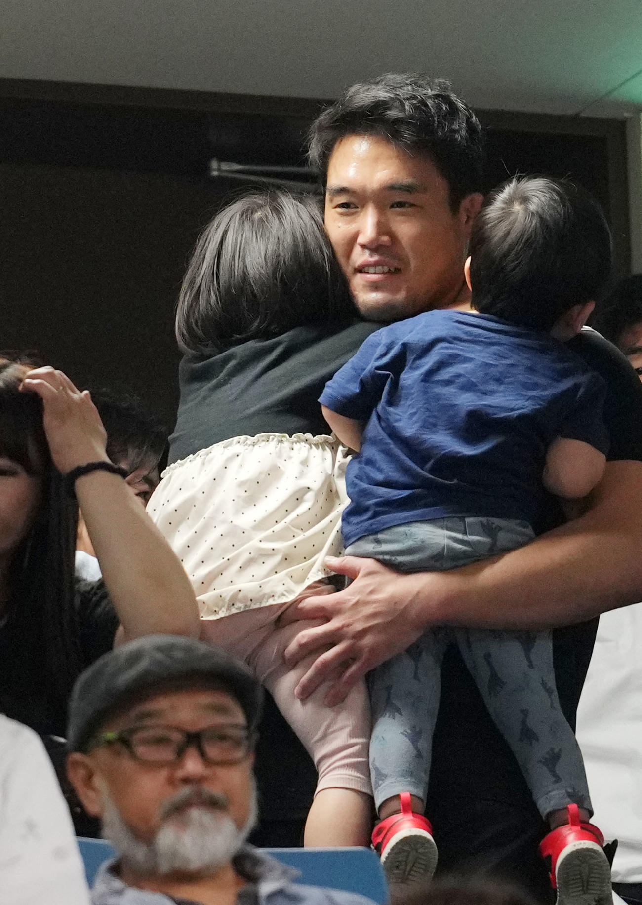 試合後、スタンドで子供たちを抱き締める羽賀（撮影・横山健太）