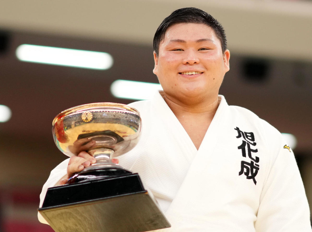 天皇杯を手に笑顔を見せる中野（撮影・横山健太）