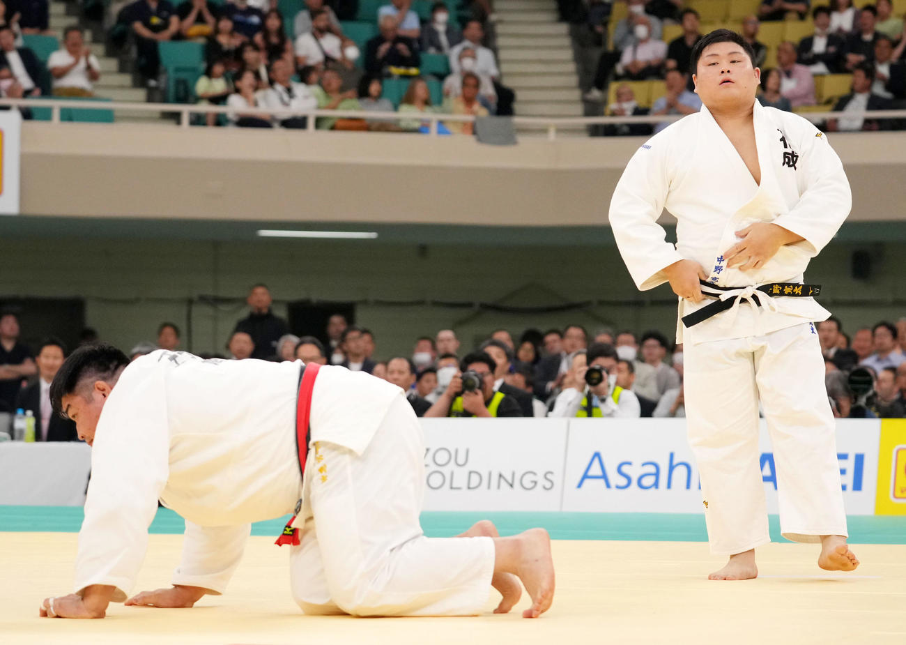 王子谷（左）に一本勝ちし決勝進出を果たす中野（撮影・横山健太）