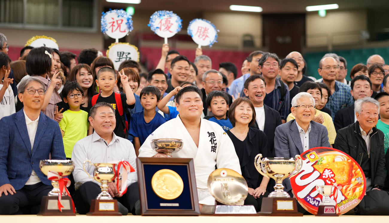 関係者と共に天皇杯を手に笑顔を見せる中野（中央）（撮影・横山健太）