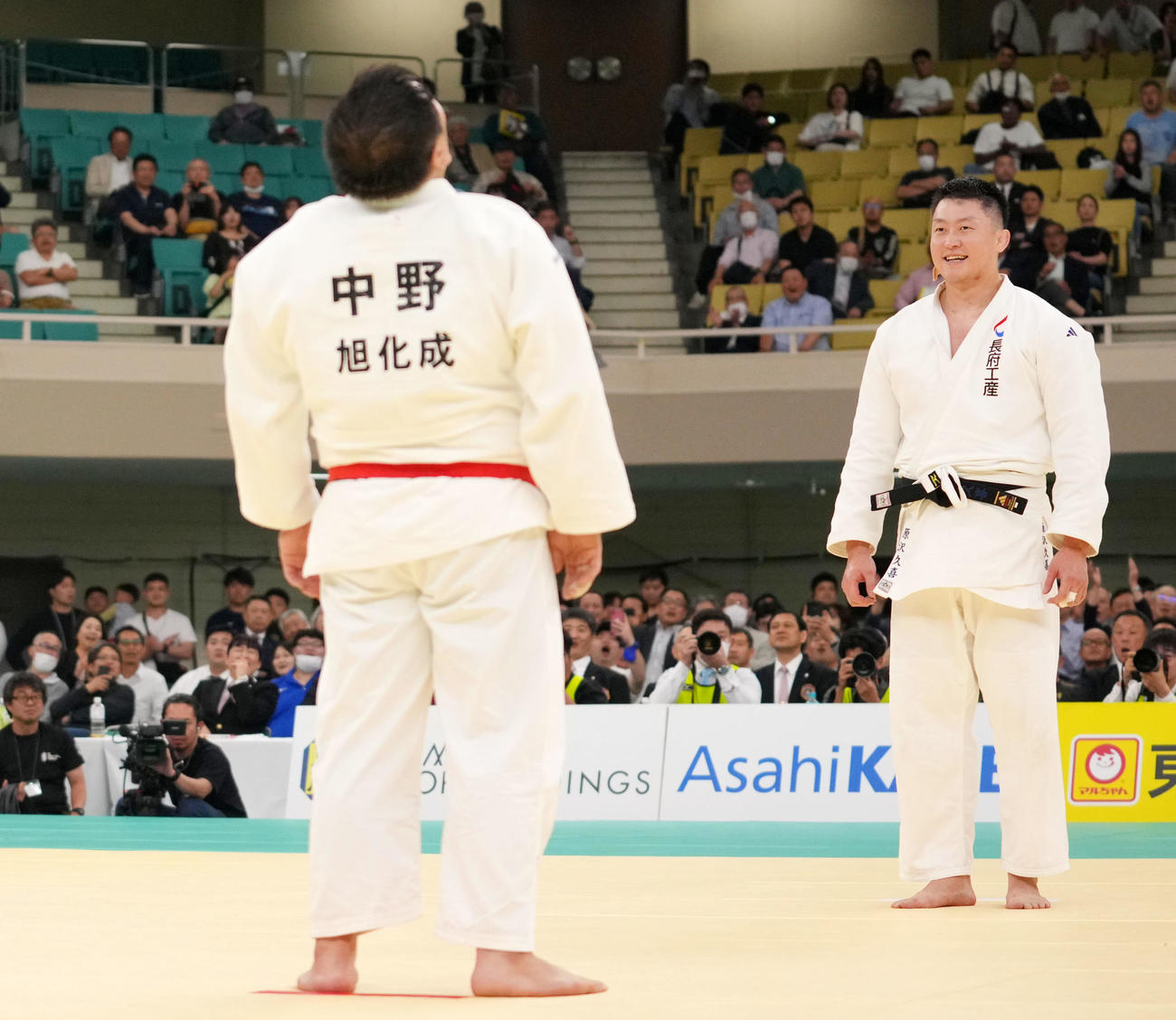 判定の末に敗れ苦笑いを浮かべる原沢（右）（撮影・横山健太）
