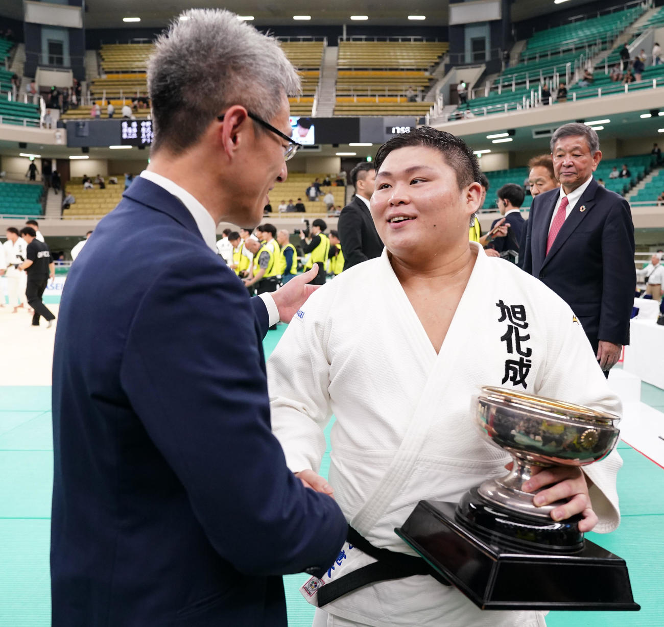 試合後、天理大・穴井監督（左）と握手を交わす中野（撮影・横山健太）