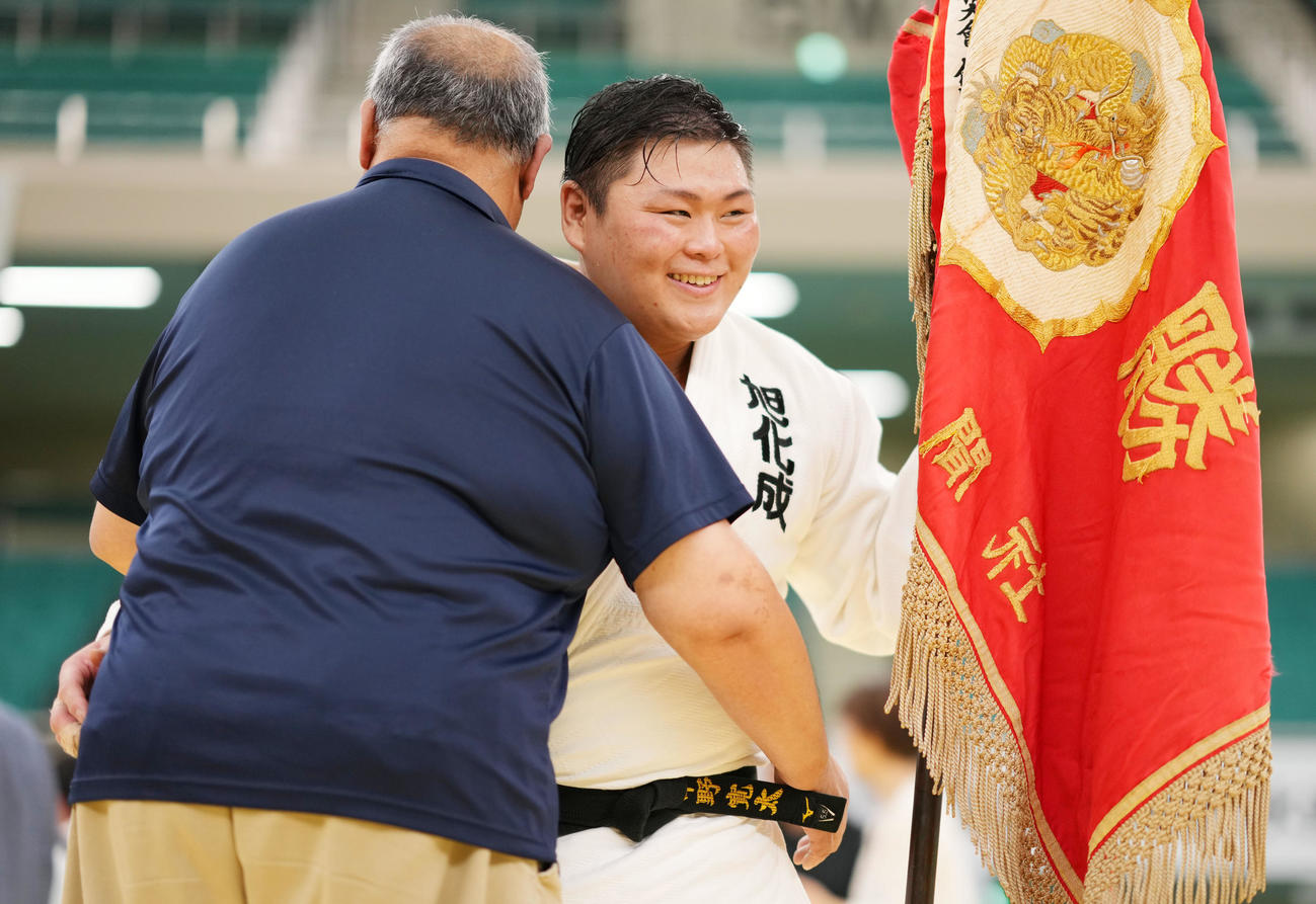 笑顔で関係者と抱き合う中野（撮影・横山健太）