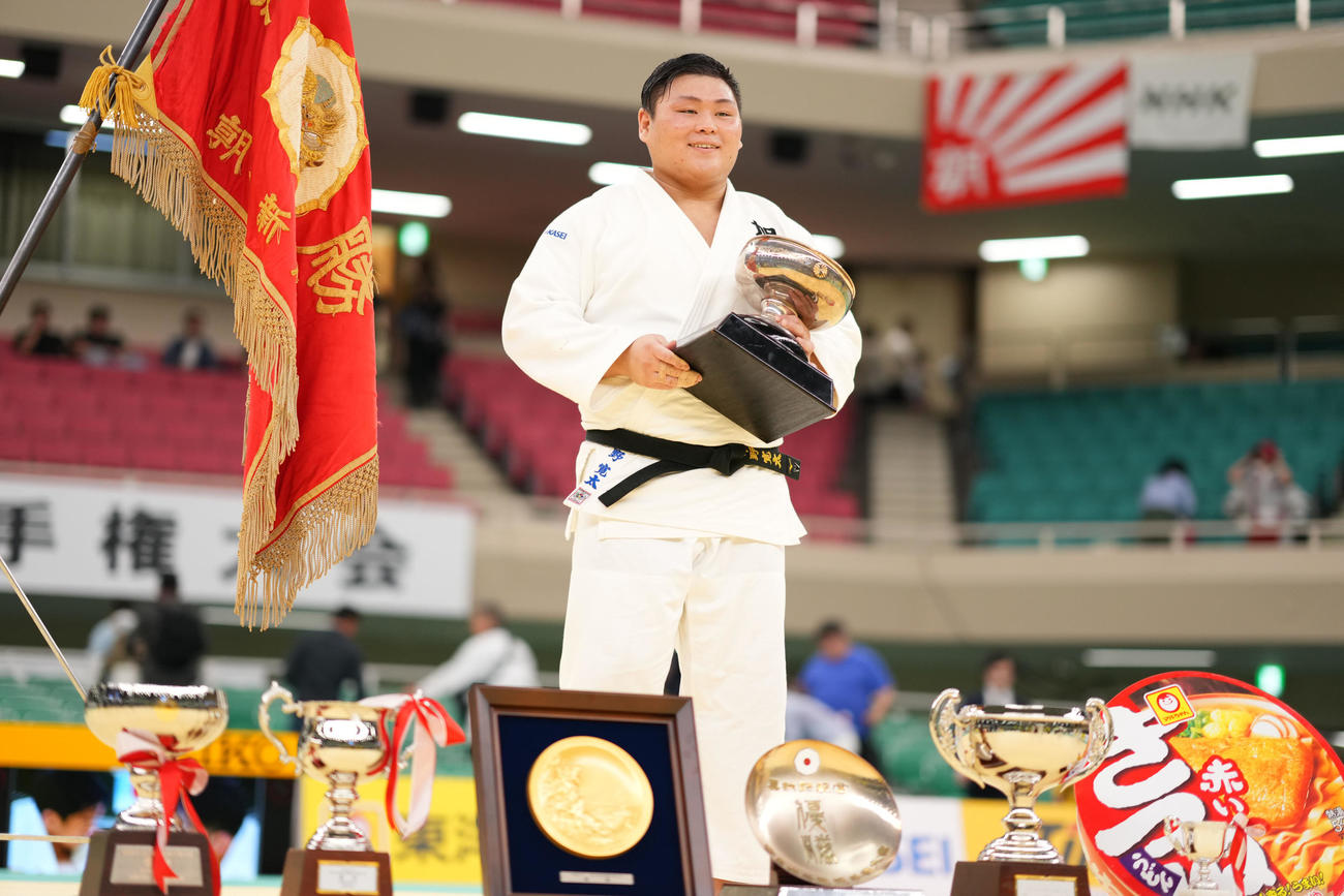 天皇杯を手に笑顔を見せる中野（撮影・横山健太）