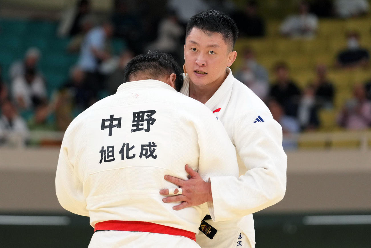 試合を終え、抱き合う原沢（右）と中野（撮影・横山健太）