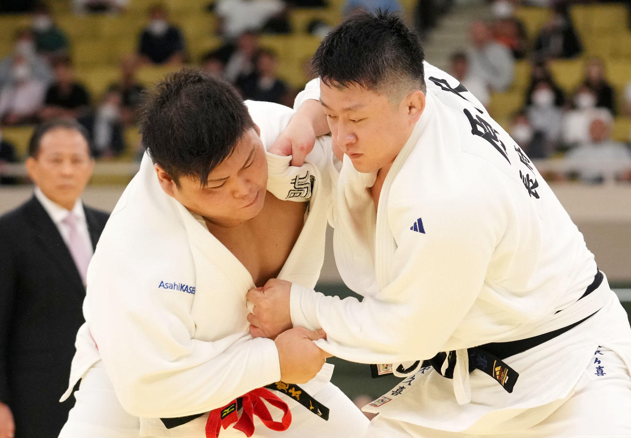 組み合う中野（左）と原沢（撮影・横山健太）