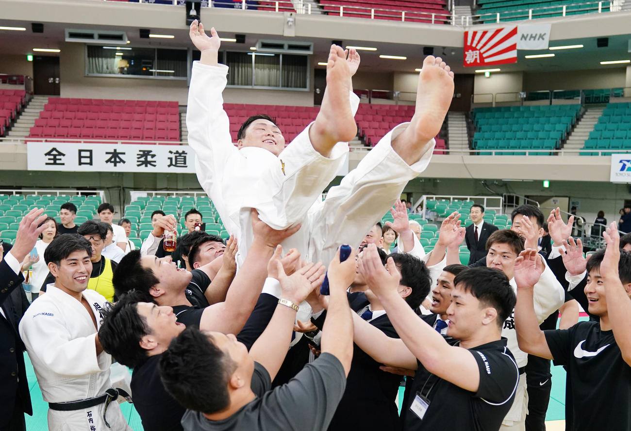チームメートに胴上げされる中野（撮影・横山健太）