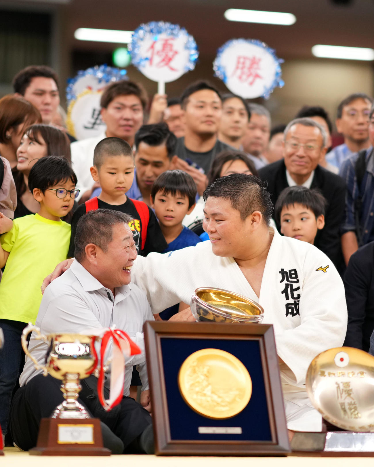 父親（左）に笑顔で天皇杯を手渡す中野（撮影・横山健太）