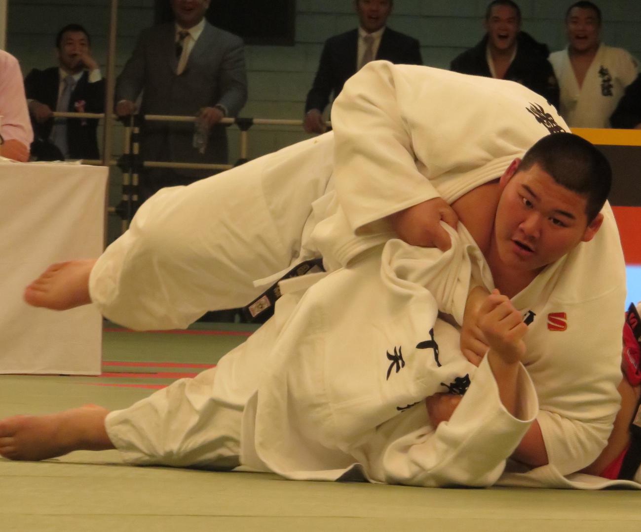 18年全国高校柔道選手権の団体戦決勝で天理・副将の中野寛太を体落としで破った国士舘・大将の斉藤立