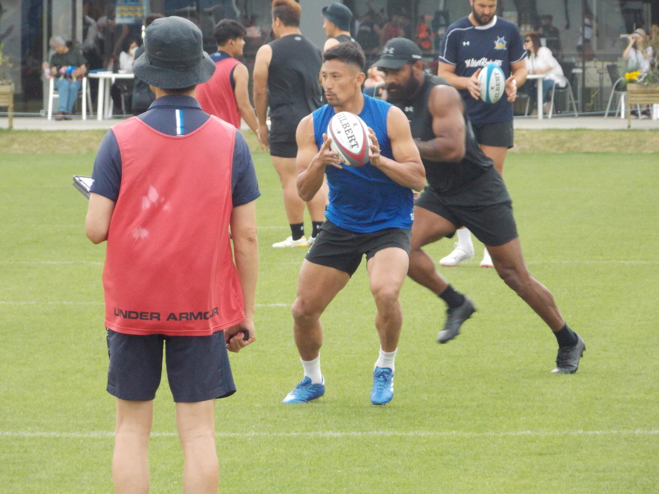横浜戦に向けた練習でボールを持つ埼玉SH内田啓介（撮影・松本航）