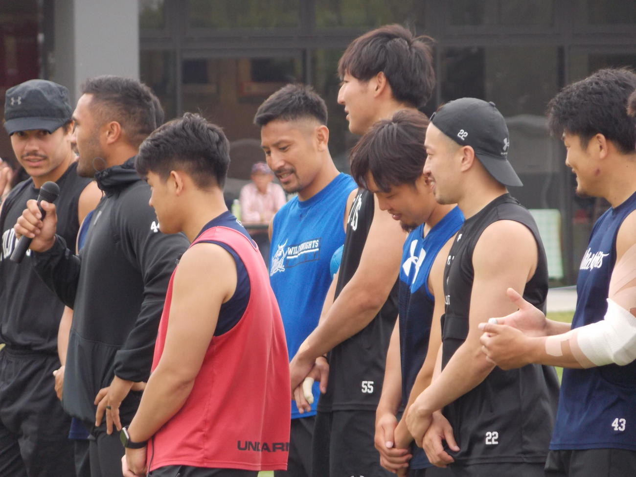 横浜戦に向けた練習を終え、あいさつする埼玉SH内田啓介（右から5人目）ら（撮影・松本航）