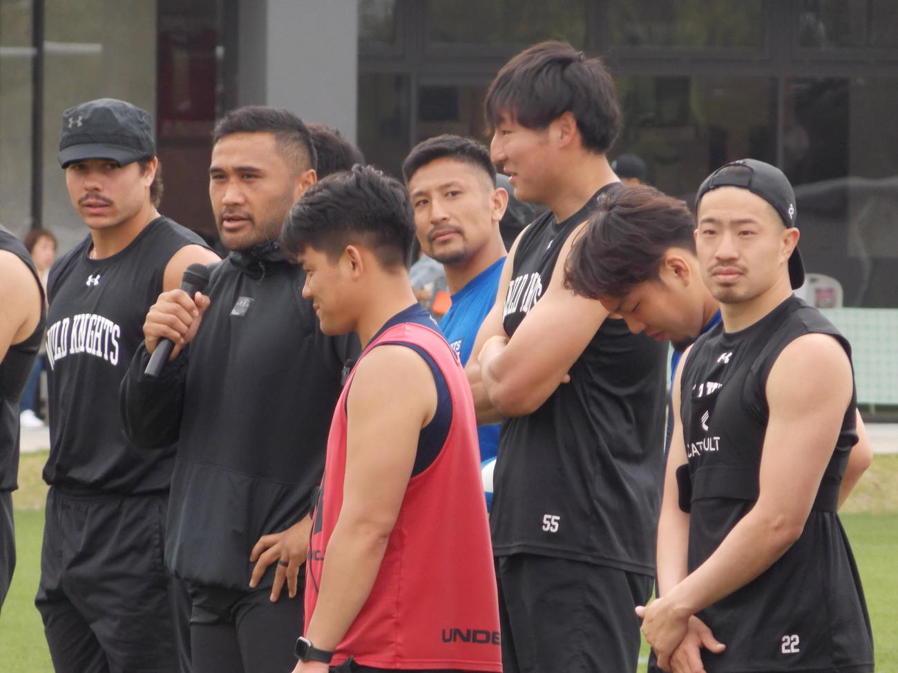 横浜戦に向けた練習を終え、あいさつする埼玉SH内田啓介（右から4人目）ら（撮影・松本航）