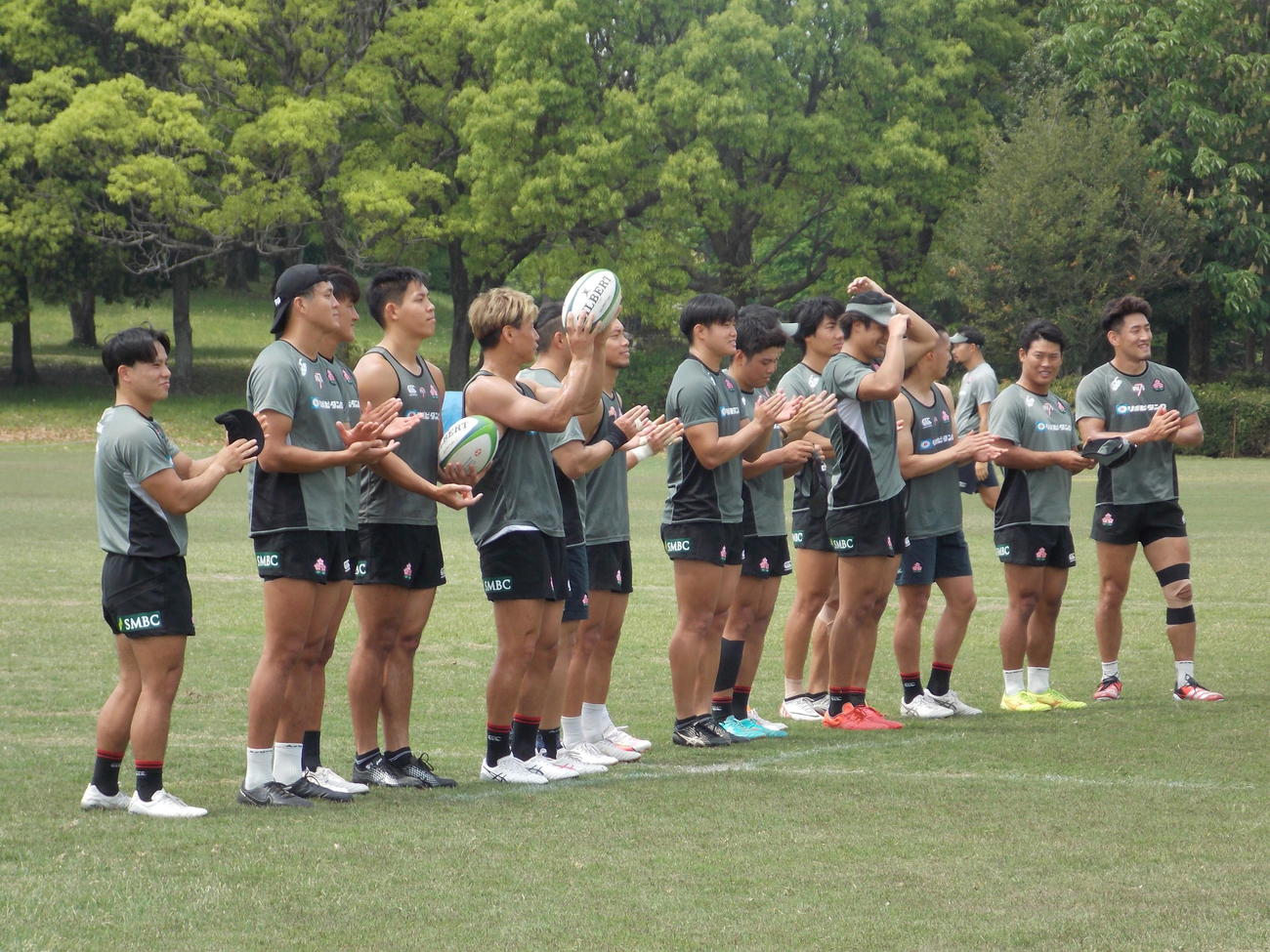 男子7人制日本代表候補熊谷合宿の公開練習を終え、あいさつする選手たち（撮影・松本航）
