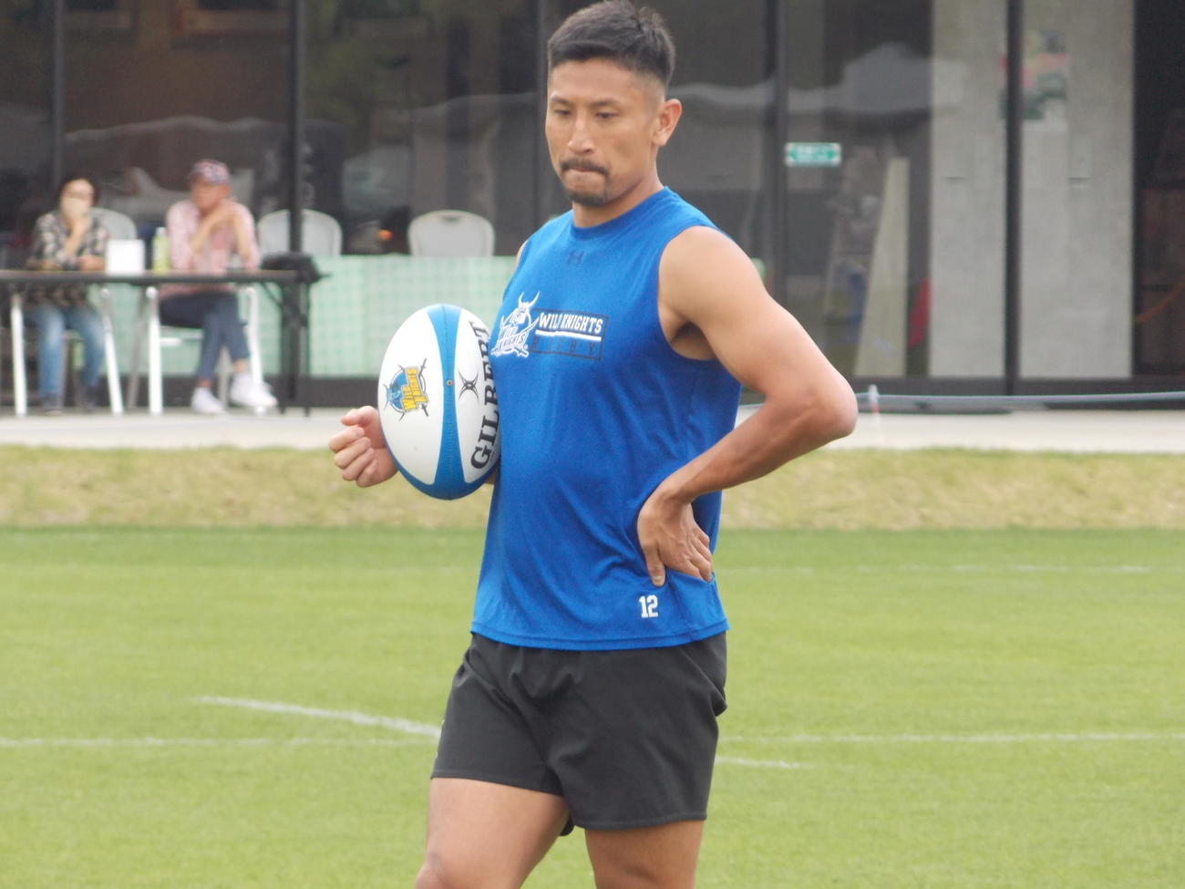 横浜戦に向けた練習でボールを持つ埼玉SH内田啓介（撮影・松本航）