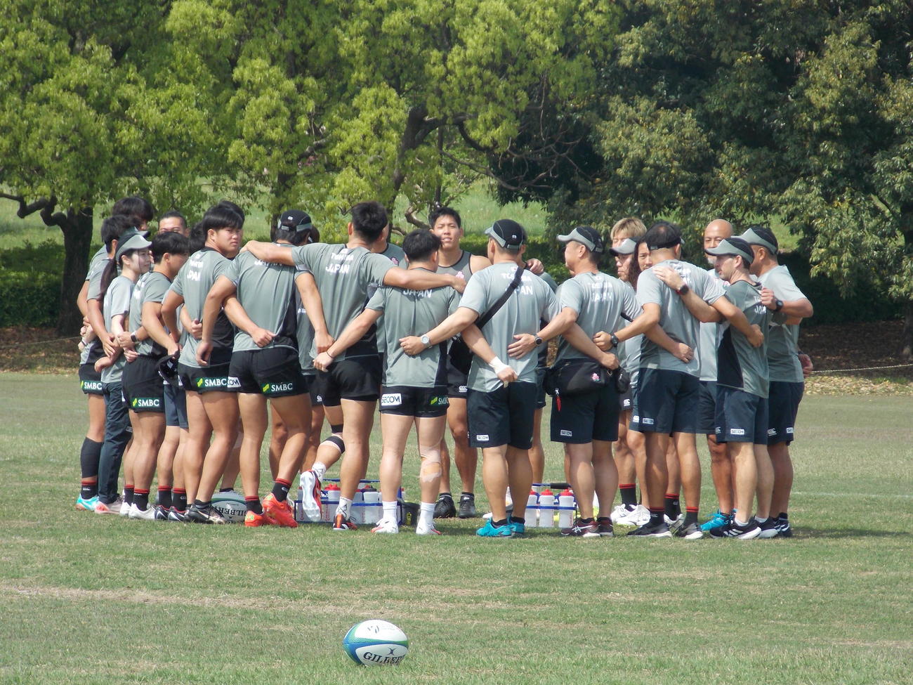 男子7人制日本代表候補の熊谷合宿で円陣を組む選手たち（撮影・松本航）