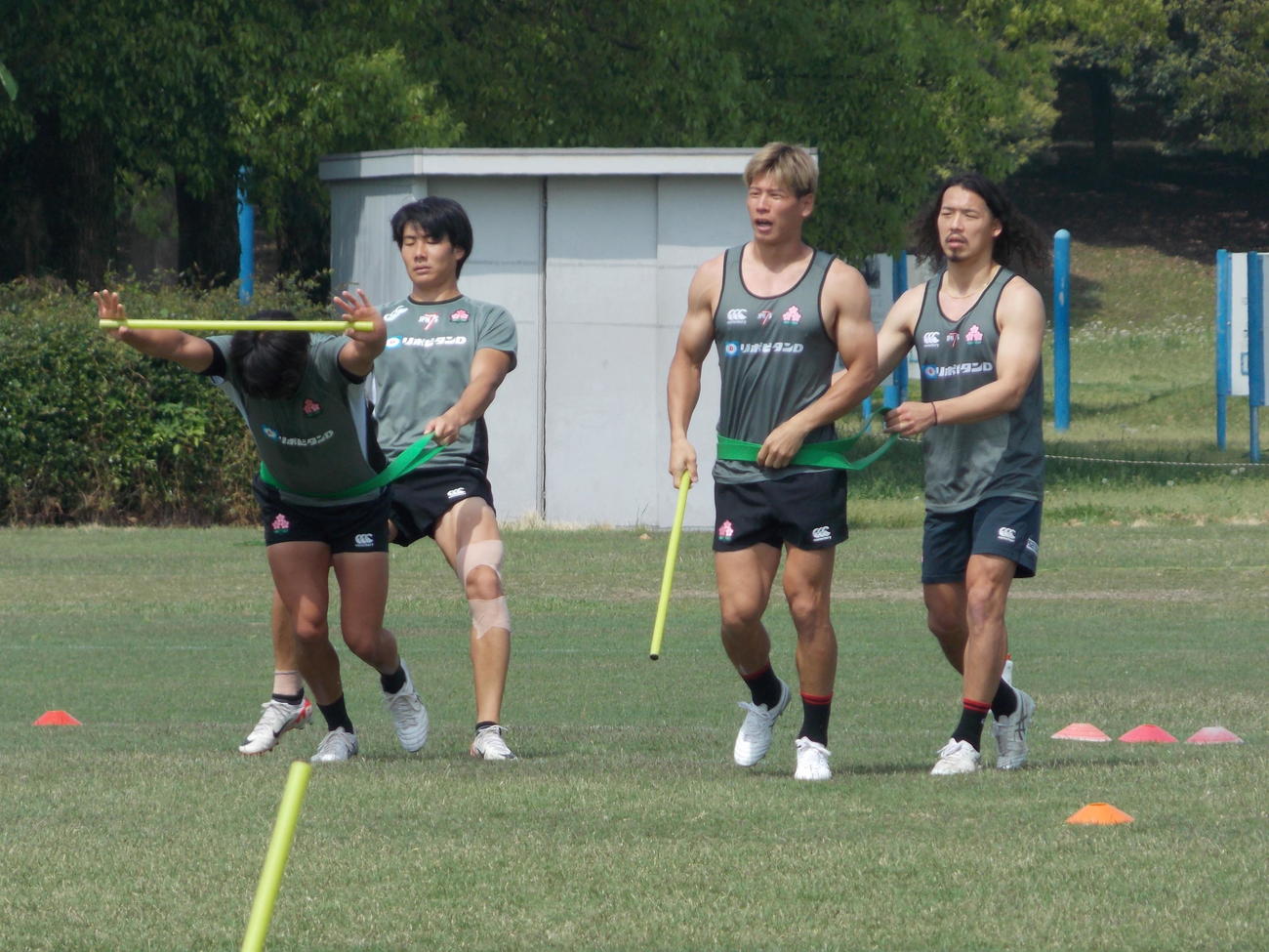 男子7人制日本代表候補の熊谷合宿でトレーニングに励む林大成（右から2人目）ら選手（撮影・松本航）