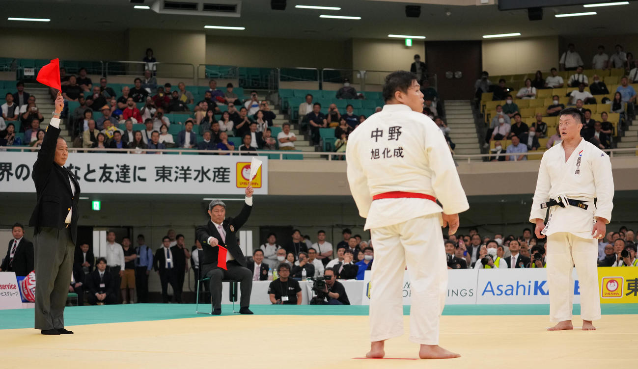 判定の末に中野が初優勝を決める。右は原沢（撮影・横山健太）