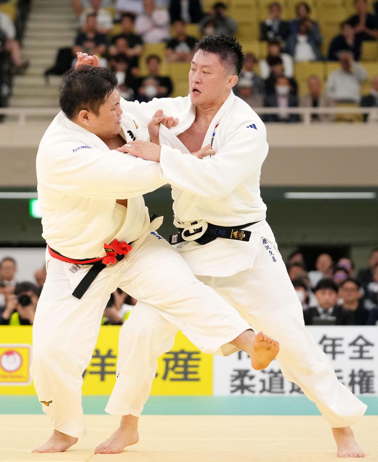 組み合う中野（左）と原沢（撮影・横山健太）