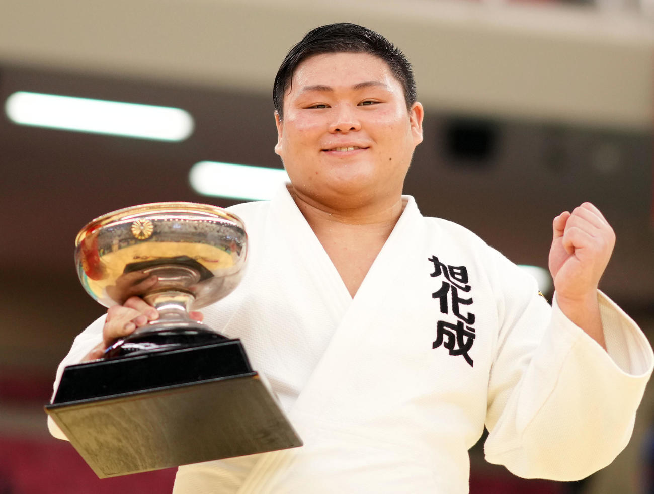 天皇杯を手に笑顔を見せる中野（撮影・横山健太）