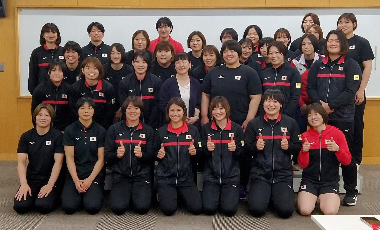 柔道女子の全日本合宿で講話した後、パリ五輪代表選手らと記念撮影する谷亮子さん（中央）（撮影・木下淳）