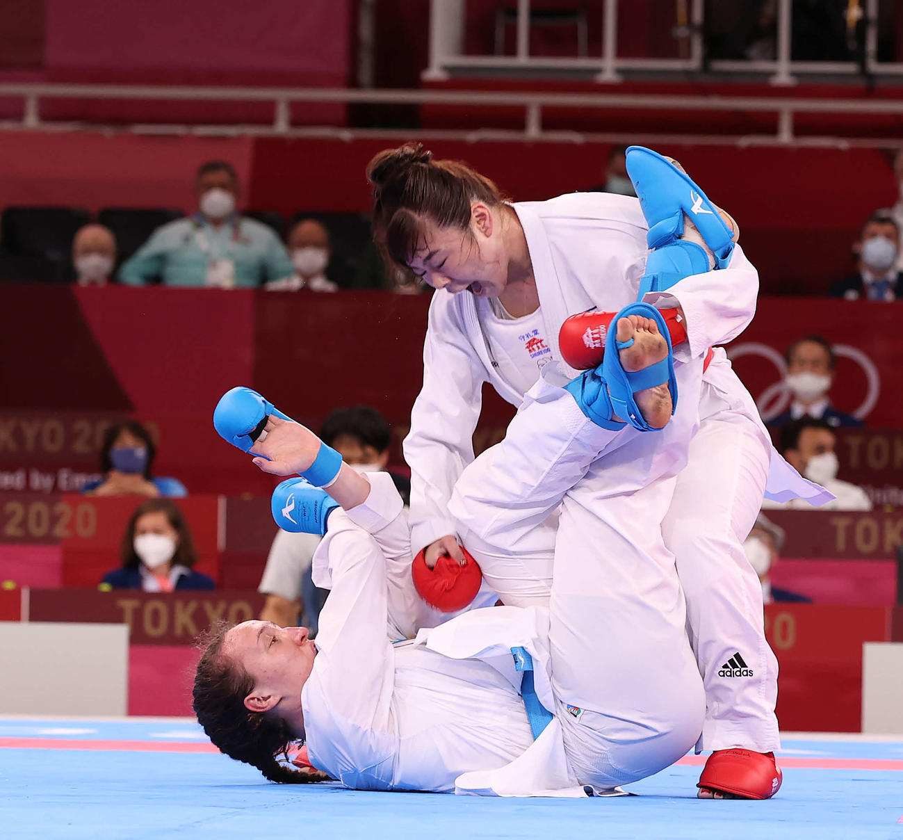 東京五輪の空手女子組手61キロ超級1次リーグ、ベルルツェワ（下）から一本をとる植草（2021年8月7日）