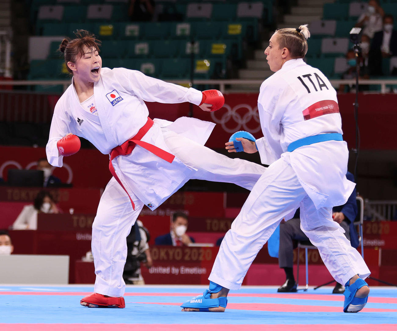東京五輪の空手女子組手61キロ超級1次リーグ、セメラロ（右）に蹴り技を決める植草（2021年8月7日）