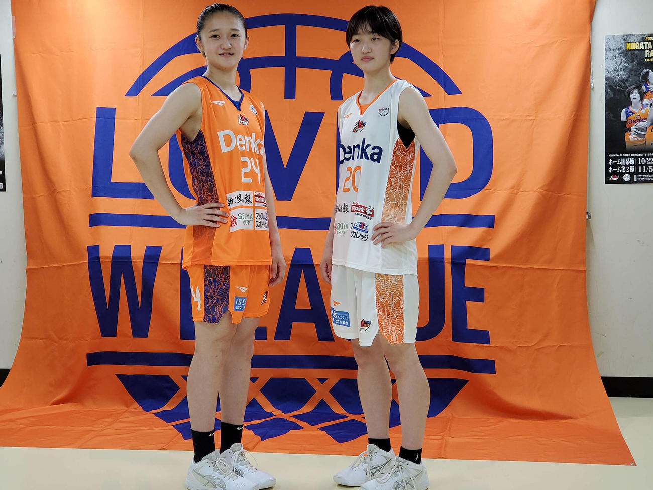 Wリーグ新潟の中村華祈（左）と新井希寧（2022年7月13日撮影）