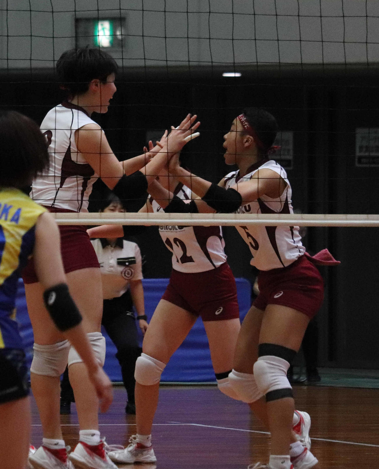 ハイタッチをする、下北沢成徳の後藤ビビアン愛音（右）（撮影・竹本穂乃加）＝2024年5月2日、Asueアリーナ大阪