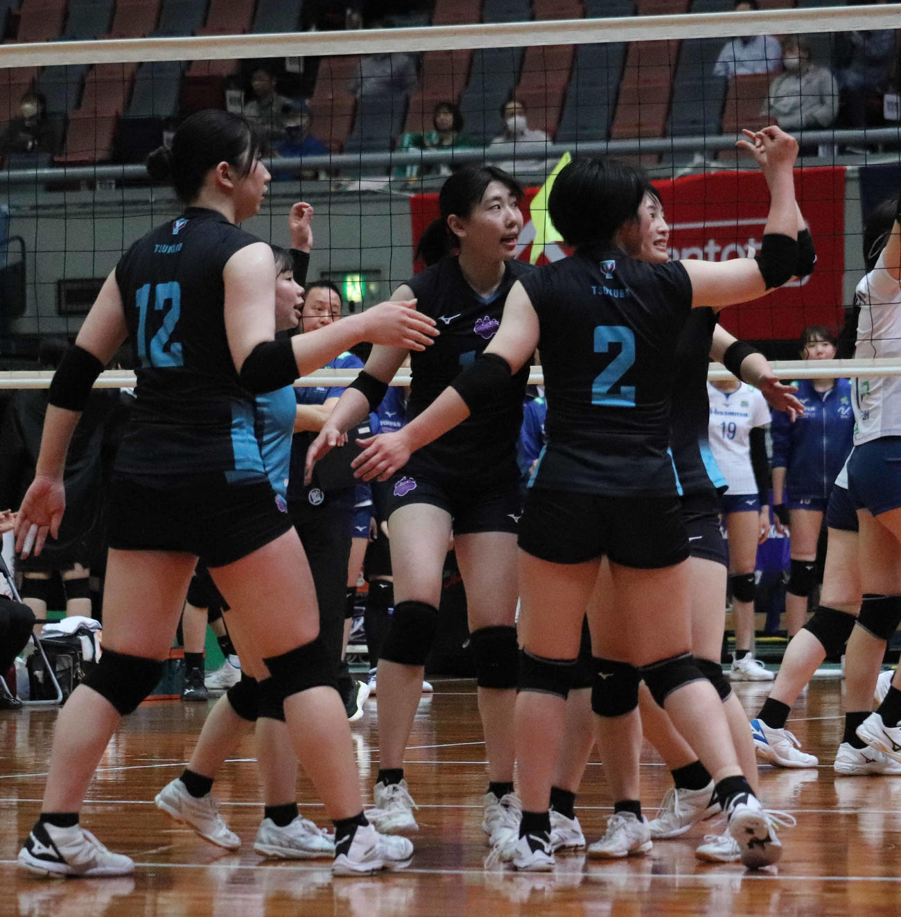 コート内で集まる筑波大の選手たち（撮影・竹本穂乃加）