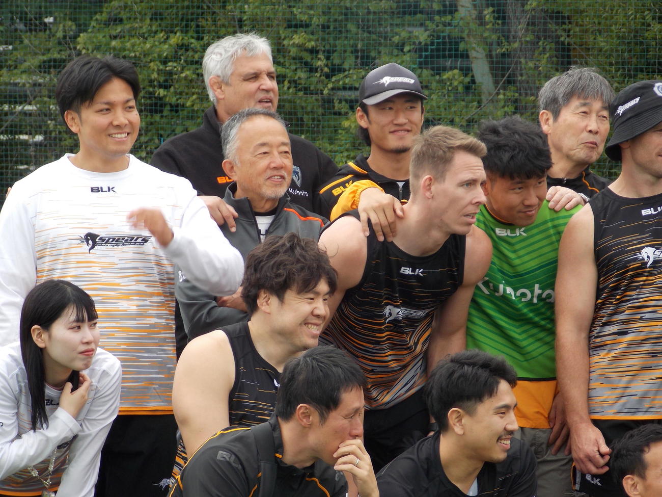 東京SGとの最終節に向けた練習後、集合写真でスタッフの肩に手をやる東京ベイのフラン・ルディケ・ヘッドコーチ（左から2人目）（撮影・松本航）