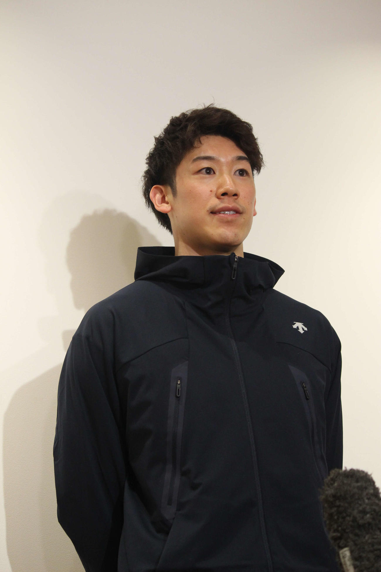 羽田空港に帰国し、取材に応じる石川祐希（撮影・勝部晃多）