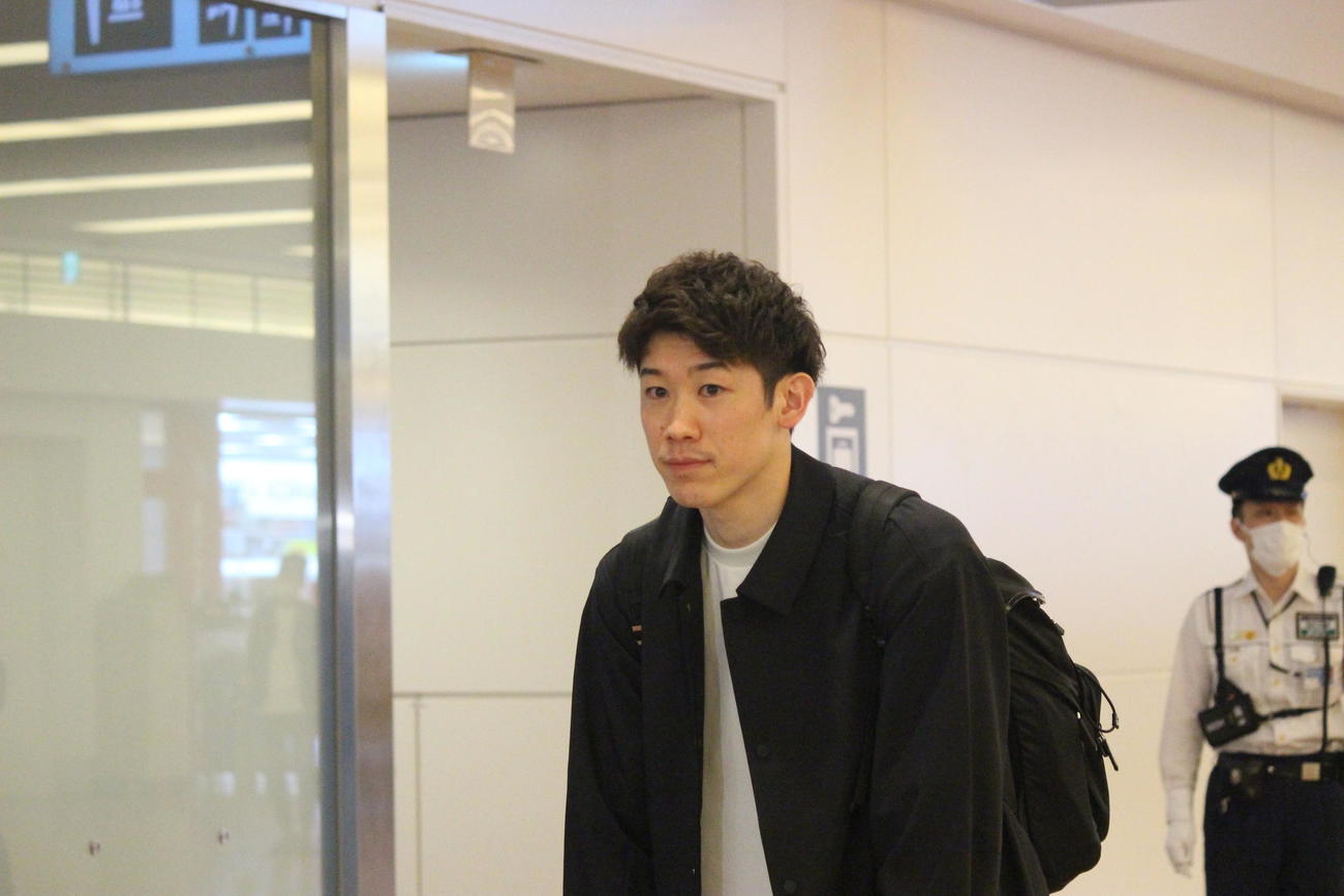 羽田空港に帰国した石川祐希（撮影・勝部晃多）