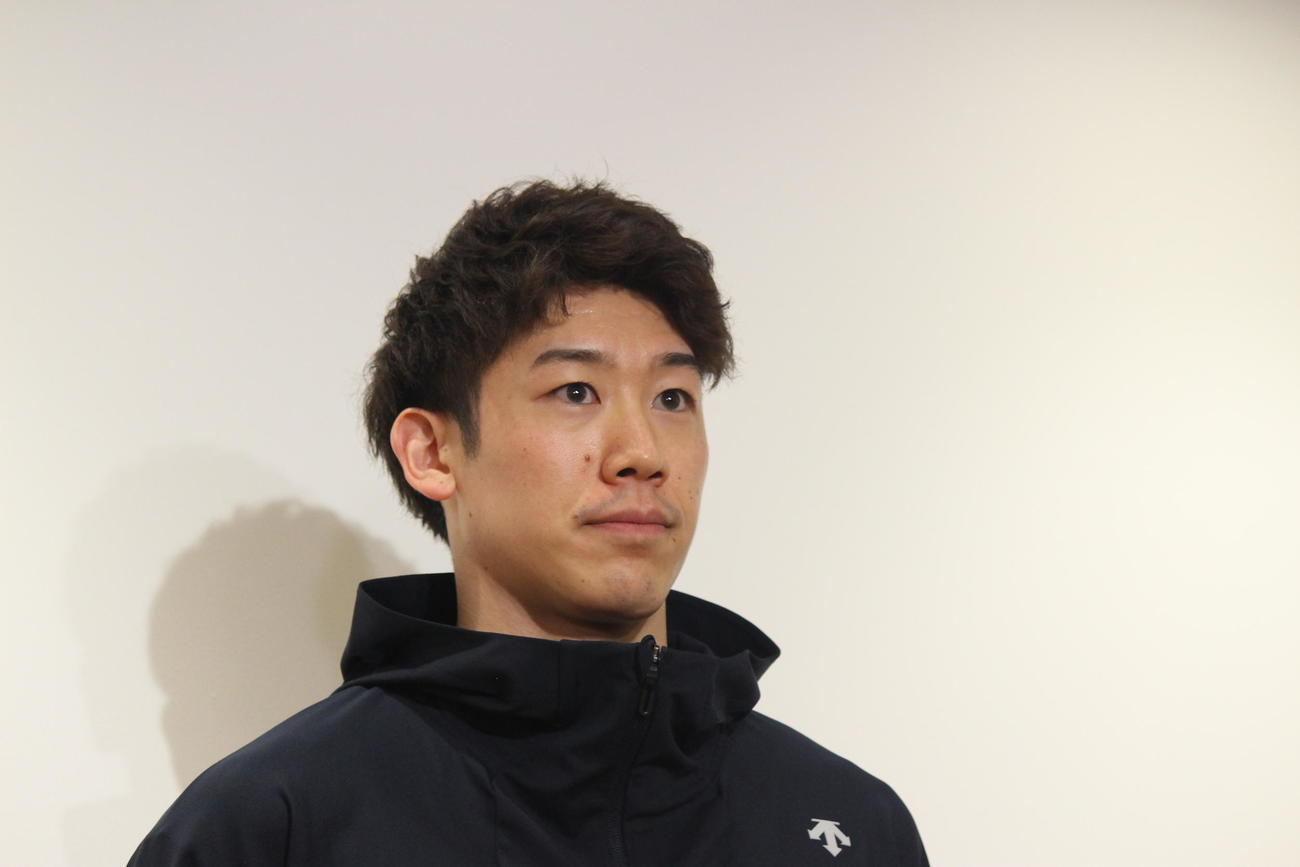 羽田空港に帰国し、取材に応じる石川祐希（撮影・勝部晃多）