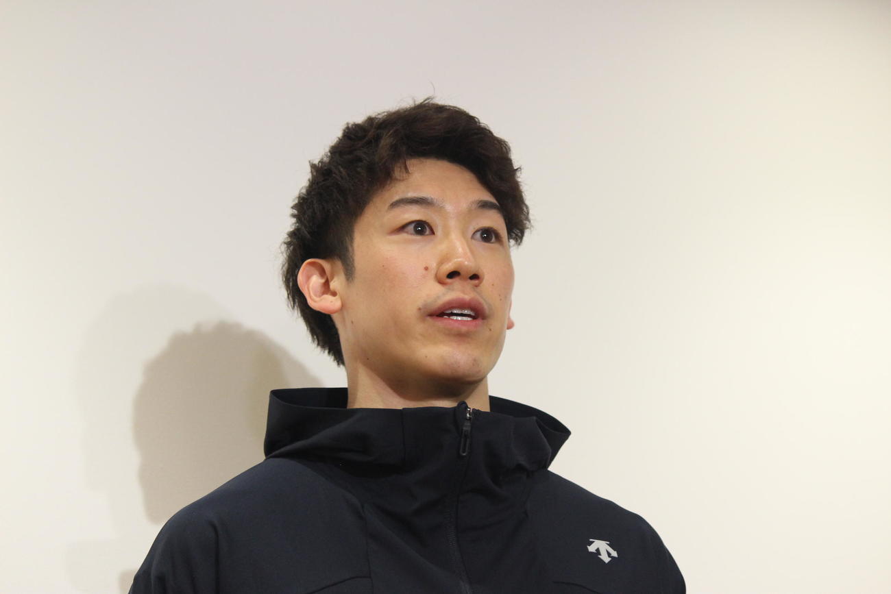 羽田空港に帰国し、取材に応じる石川祐希（撮影・勝部晃多）