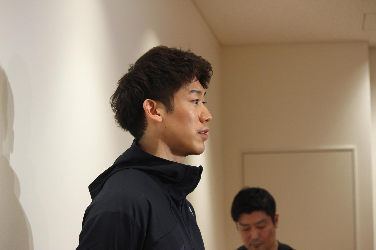 羽田空港に帰国し、取材に応じる石川祐希（撮影・勝部晃多）