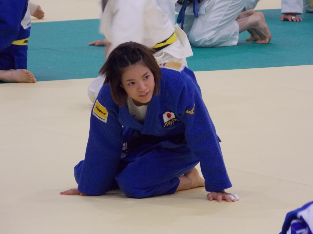 全日本合宿で体をほぐす阿部詩（撮影・松本航）