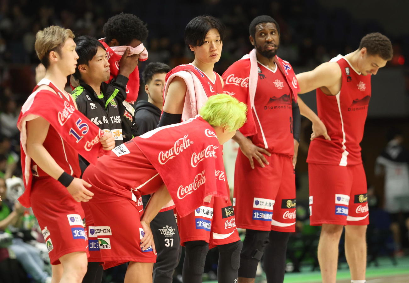 レバンガ北海道対A東京　A東京に敗れ肩を落とすレバンガ北海道桜井（中央）ら選手たち（撮影・佐藤翔太）