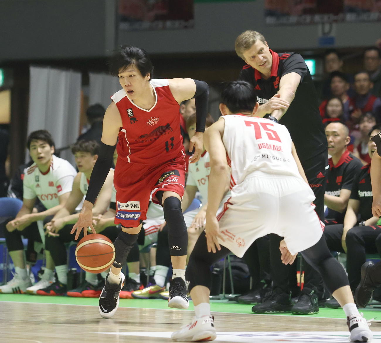 レバンガ北海道対A東京　第2Q、ドリブルをするレバンガ北海道桜井（撮影・佐藤翔太）