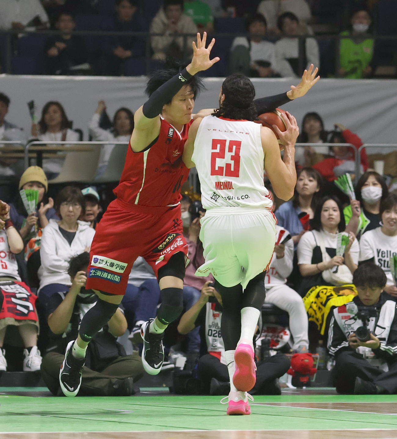 レバンガ北海道対A東京　第2Q、A東京メインデルのシュートを防ぐレバンガ北海道桜井良太（左）（撮影・佐藤翔太）