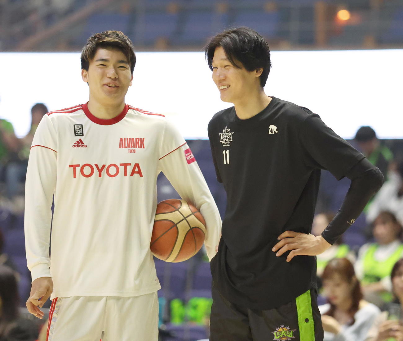 レバンガ北海道対A東京　試合前、談笑するA東京安藤（左）とレバンガ北海道桜井（撮影・佐藤翔太）