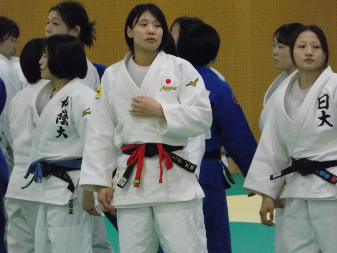 全日本合宿で順番を待つ新添左季（中央）（撮影・松本航）